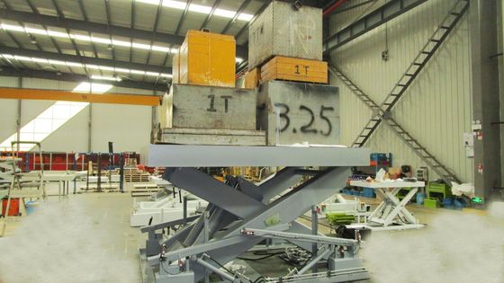 水力脚の荷重ドックテーブル 15000kgの荷重容量と 2700x2200mmサイズ